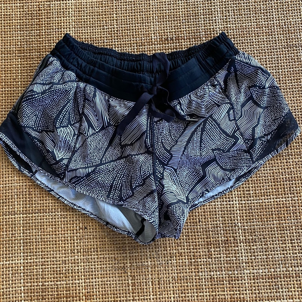 Lululemon Hotty hot shorts 2.5”